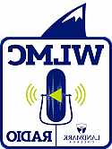 WLMC的标志包括呼号和一个绿色的麦克风图形